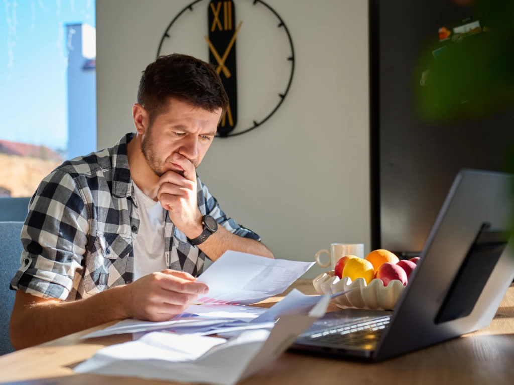Is 3000 AED a good salary in Dubai. Person reviewing a monthly budget spreadsheet representing financial planning on a low salary in Dubai